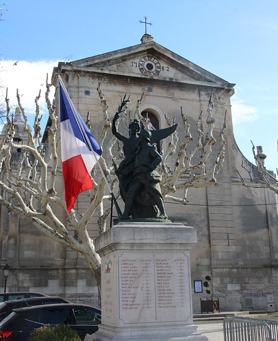 Statue commémorative avec un drapeau français