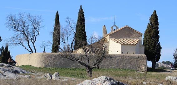 Une église entourée de verdure avec un ciel bleu