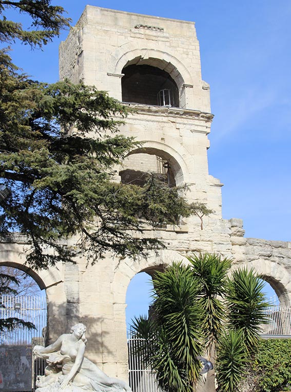 Vue un monument ancien avec une statue au sol
