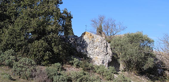 Vue sur une colline avec une croix religieuse