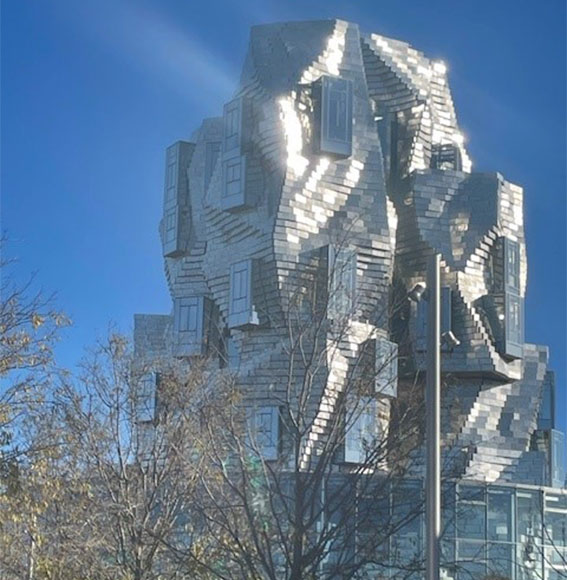 Architecture moderne qui reflette le soleil