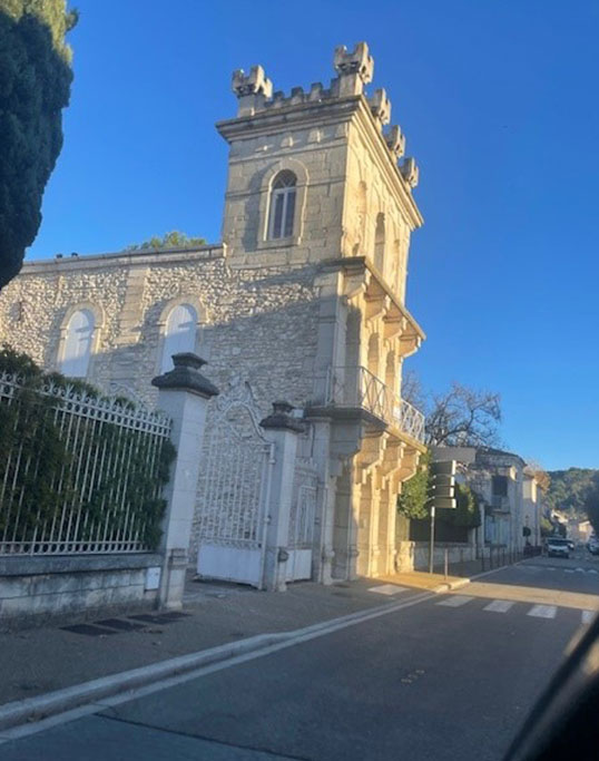 Monument en pierre au bord de la route dans le sud de la france