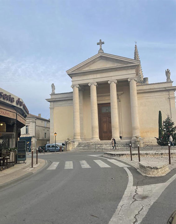 Eglise avec des colonnes à l'entrée dans le sud de la france